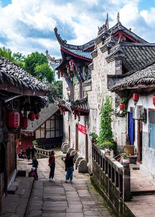 雪天路面打滑，汽车刹车失灵，大哥硬核助力，使汽车强行变道停车